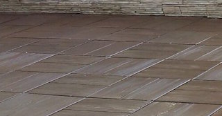 Бетонная брусчатка двора в Старом Осколе в октябре