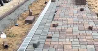 Профессиональная укладка плитки на улице в Старом Осколе в октябре