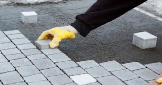 Монтаж тротуарной плитки на даче в Старом Осколе в октябре