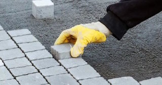 Укладка тротуарной плитки 50 на 50 в Старом Осколе в октябре