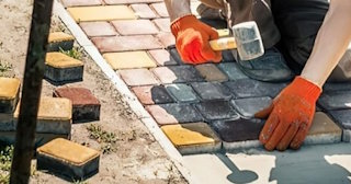 Укладка брусчатки «старый город» три цвета в Старом Осколе в октябре