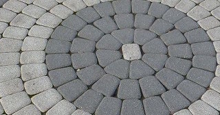 Профессиональная укладка клинкерной брусчатки в Старом Осколе в октябре